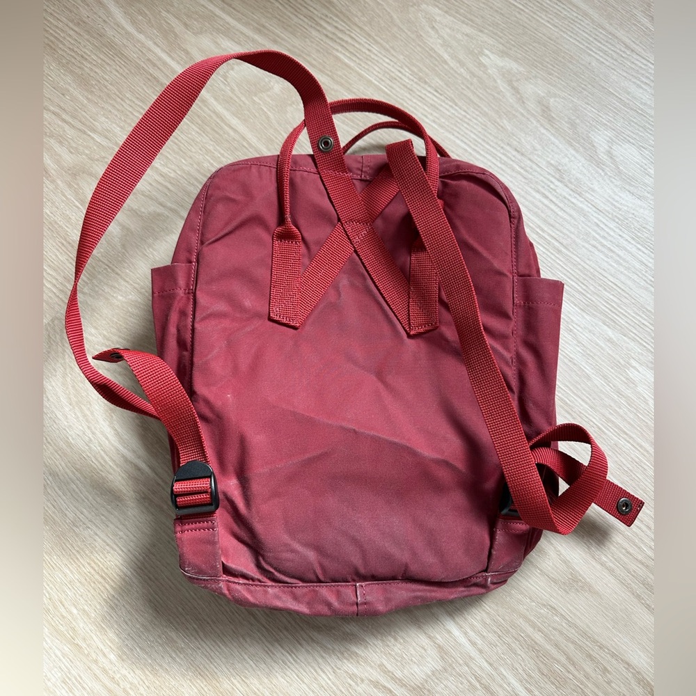 🦊 Kånken Red Backpack - Picture 3 of 7